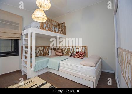 Inneneinrichtung Einrichtung Einrichtung von luxuriösem Schauzimmer mit Möbeln und Etagenbetten mit verzierten Holzelementen Stockfoto