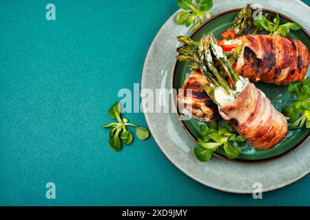 Gebratene Fleischbrötchen gefüllt mit grünem jungen Spargel auf einem Teller zum Weihnachtsessen. Kopierbereich. Stockfoto