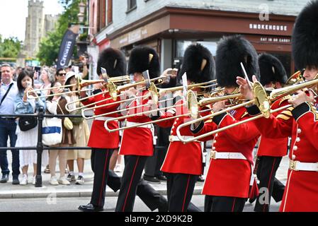 Am 21. Juni 2024 fand in Windsor der Wechsel der Waliser-Garde statt, wobei Live-Musik von der Band of the Grenadier Guards gespielt wurde. Die Straßen um Windsor Castle wurden während der Zeremonie ... geschlossen Stockfoto