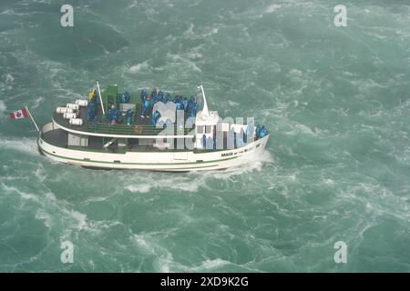 NIAGARAFÄLLE, ON, KANADA - 21. MAI 2007: Wasserfälle Tour Boat Maid of the Mist IV mit Menschen an Bord der Niagarafälle Stockfoto