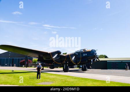 Royal Air Force Avro Lancaster Mk7, Just Jane, NX611 im RAF East Kirkby Aviation Centre. Lincolnshire, England. Bei laufendem Motor und unscharfen Requisiten. Stockfoto