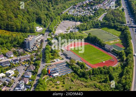 Aus der Vogelperspektive, Erich-Berlet-Stadion, ehemals Kirchenbergstadion, Fußball- und Leichtathletikstadion mit Seitenfeld, an der Autobahn A46, Hohenlimburg Stockfoto