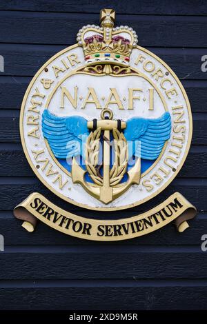 Geprägte NAAFI, Navy Army & Air Force Institute, Plakette. Das Lincolnshire Aviation Heritage Centre, RAF East Kirkby. Lincolnshire, England Stockfoto