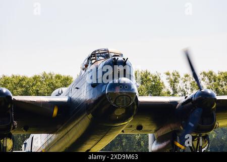 Royal Air Force Avro Lancaster Mk7, Just Jane, NX611 im RAF East Kirkby Aviation Centre. Lincolnshire, England. Bei laufendem Motor und unscharfen Requisiten. Stockfoto