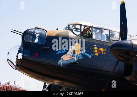 Nahaufnahme von Just Jane Logo und Crew im Cockpit. Royal Air Force Avro Lancaster Mk7, Just Jane, NX611 im RAF East Kirkby Aviation Centre. Lincolnshire, Stockfoto