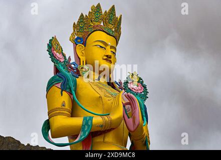 Nubra, Leh, Ladakh, Indien. Juni 2024. Ein Vogel fliegt am Diskit-Kloster in Nubra, Leh. Diskit (Disket) ist das Hauptquartier des Nubra Valley im Stadtteil Leh von Ladakh, etwa 120 km von Leh entfernt. Diskit liegt am Ufer des Shyok River und ist berühmt für das Diskit Kloster, die älteste und größte Gompa des Nubra Tals. Hunder ist nur 7 km von Diskit entfernt. (Kreditbild: © Basit Zargar/ZUMA Press Wire) NUR REDAKTIONELLE VERWENDUNG! Nicht für kommerzielle ZWECKE! Stockfoto