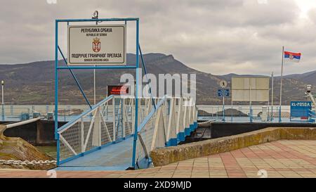 Donji Milanovac, Serbien - 14. März 2024: Schwimmendes Dock Pontoon River Donau Grenzübergang zwischen der Republik Serbien und Rumänien. Stockfoto