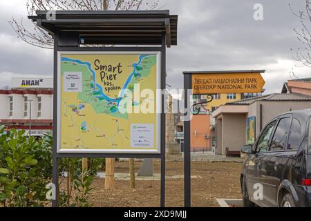 Donji Milanovac, Serbien - 14. März 2024: Touristische Gebietskarte mit Sehenswürdigkeiten und Wegweiser Djerdap Nationalpark. Stockfoto