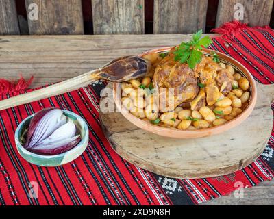 Gekochte Bohnen mit Schweinehaxe Stockfoto