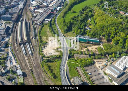 Luftaufnahme Hagen Hauptbahnhof und Bahnsteige, Bahnhofsrückgang, Deutsche Bahn AG, hinter denkmalgeschützter alter Hagener Schraubenfabrik an der Ennepe, Konv Stockfoto