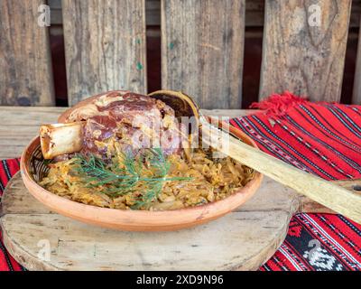 Schweinehaxe mit gedünstetem Kohl Stockfoto