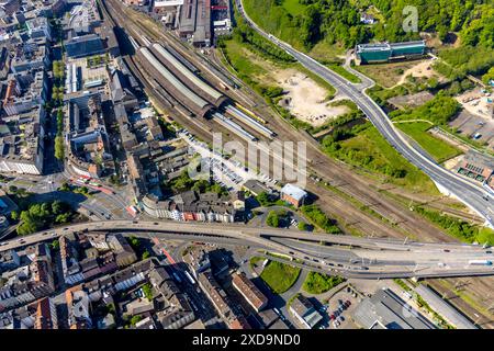 Luftaufnahme Hagener Hauptbahnhof und Bahnsteige, Bahnhofsrückgang, Deutsche Bahn AG, Hochstraße Altenhagener Brücke, hinter denkmalgeschütztem alten Hagenstein Stockfoto