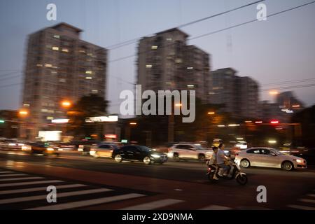 Peking, China. Juni 2024. Autos fahren über eine Kreuzung. Wirtschaftsminister Habeck ist im Rahmen einer Reise nach Ostasien in China angekommen. Quelle: Sebastian Christoph Gollnow/dpa/Alamy Live News Stockfoto