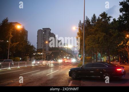 Peking, China. Juni 2024. Ein Volkswagen steht am Eingang zur Deutschen Botschaft. Habeck ist im Rahmen einer Reise nach Ostasien in China angekommen. Quelle: Sebastian Christoph Gollnow/dpa/Alamy Live News Stockfoto