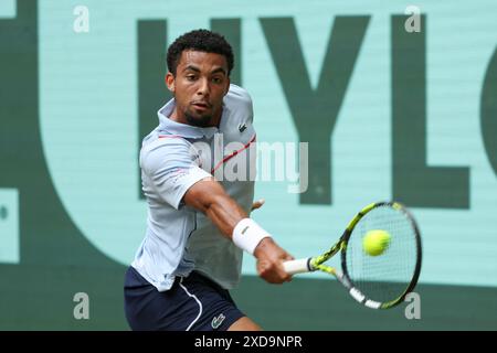 Halle, Deutschland. Juni 2024. Tennis: ATP Tour, Einzel, Viertelfinale, Fils (Frankreich) - Zverev (Deutschland). Arthur Fils spielt eine Rückhand. Quelle: Friso Gentsch/dpa/Alamy Live News Stockfoto