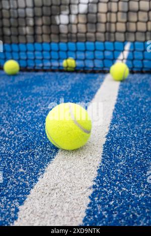 Bälle auf einem blauen Paddle-Tennisplatz Stockfoto