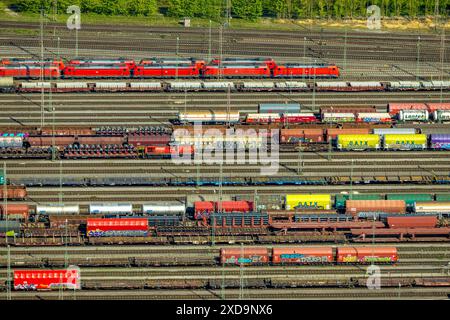 Luftaufnahme, Güterwagen und Güterzüge am Rangierbahnhof Hagen-Vorhalle in hellen Farben, Formen und Farben, Vorhalle, Hagen, Ruhrgebiet, Stockfoto