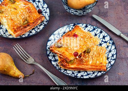 Hausgemachte Galette mit Birnen und Käse, köstlicher Herbstbirnkuchen. Stockfoto