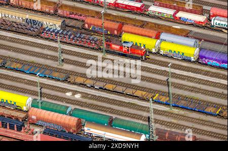 Luftaufnahme, Güterwagen und Güterzüge am Rangierbahnhof Hagen-Vorhalle in hellen Farben, Formen und Farben, Vorhalle, Hagen, Ruhrgebiet, Stockfoto