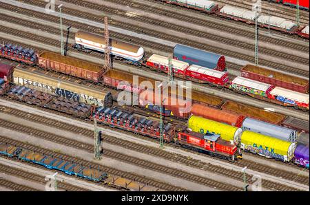 Luftaufnahme, Güterwagen und Güterzüge am Rangierbahnhof Hagen-Vorhalle in hellen Farben, Formen und Farben, Vorhalle, Hagen, Ruhrgebiet, Stockfoto