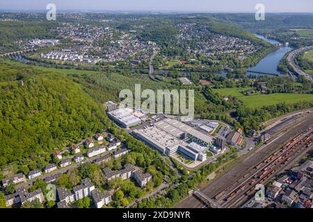 Luftaufnahme, Dörken Membranes GmbH & Co. KG Chemiefabrik, Rückansicht Herdecke mit Ruhrviadukt und Ruhr-Aue, links Kaisberg wi Stockfoto