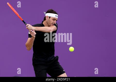 Juni 2024; Cinch Championships, Queens Club, West Kensington, London, England: Cinch Championships Queens Club, 5. Tag; Taylor Fritz (USA) in Aktion während seines Viertelfinalspiels gegen Jordan Thompson (aus) Stockfoto