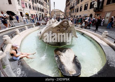 Rom, Italien. . Juni 2024. Hitzewelle in Rom, Tourist erfrischt sich im Barcaccia Brunnen vor der Spanischen Treppe - Nachrichten - Rom, Italien - Freitag, 21. Juni 2024 (Foto Cecilia Fabiano/LaPresse) Credit: LaPresse/Alamy Live News Stockfoto