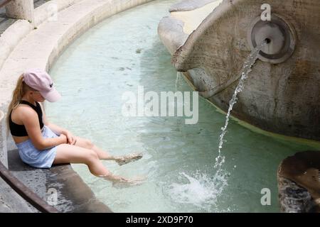 Rom, Italien. . Juni 2024. Hitzewelle in Rom, Tourist erfrischt sich im Barcaccia Brunnen vor der Spanischen Treppe - Nachrichten - Rom, Italien - Freitag, 21. Juni 2024 (Foto Cecilia Fabiano/LaPresse) Credit: LaPresse/Alamy Live News Stockfoto