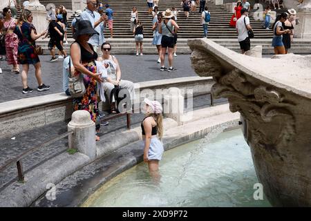 Rom, Italien. . Juni 2024. Hitzewelle in Rom, Tourist erfrischt sich im Barcaccia Brunnen vor der Spanischen Treppe - Nachrichten - Rom, Italien - Freitag, 21. Juni 2024 (Foto Cecilia Fabiano/LaPresse) Credit: LaPresse/Alamy Live News Stockfoto