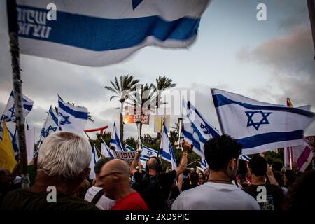 Cäsarea, Israel. Juni 2024. Israelische Demonstranten schwenken ihre Nationalflagge während einer Protestkundgebung an der Seite des israelischen Ministerpräsidenten Benjamin NetanyahuÕs in Caesarea und rufen ihn zum Rücktritt auf. Donnerstag, 20. Juni 2024. Netanjahu hat wiederholt gesagt, dass keine Wahlen stattfinden sollten, solange der Krieg in Gaza noch andauert. Die nächsten Parlamentswahlen sind offiziell für Oktober 2026 geplant. Foto: Eyal Warshavsky./Alamy Live News Stockfoto