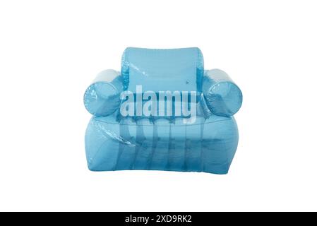 Aufblasbarer transparenter blauer Stuhl isoliert auf weiß. Hochwertige Fotos Stockfoto