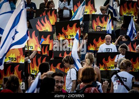 Israelische Demonstranten halten Plakate mit Namen des Kibbuz und anderer Siedlungen im Norden Israels hoch, die während einer Protestkundgebung von der Hisbala ständig bombardiert werden NetanyahuÕs und ihn zum Rücktritt auffordern. Donnerstag, 20. Juni 2024. Netanjahu hat wiederholt gesagt, dass keine Wahlen stattfinden sollten, solange der Krieg in Gaza noch andauert. Die nächsten Parlamentswahlen sind offiziell für Oktober 2026 geplant. Foto: Eyal Warshavsky./Alamy Live News Stockfoto