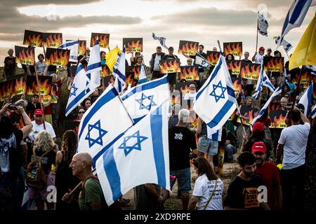 Israelische Demonstranten halten Plakate mit Namen des Kibbuz und anderer Siedlungen im Norden Israels hoch, die während einer Protestkundgebung von der Hisbala ständig bombardiert werden NetanyahuÕs und ihn zum Rücktritt auffordern. Donnerstag, 20. Juni 2024. Netanjahu hat wiederholt gesagt, dass keine Wahlen stattfinden sollten, solange der Krieg in Gaza noch andauert. Die nächsten Parlamentswahlen sind offiziell für Oktober 2026 geplant. Foto: Eyal Warshavsky./Alamy Live News Stockfoto