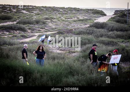 Israelische Demonstranten kommen zu einer Protestkundgebung an der Seite des israelischen Premierministers Benjamin NetanyahuÕs in Caesarea und rufen ihn zum Rücktritt auf. Donnerstag, 20. Juni 2024. Netanjahu hat wiederholt gesagt, dass keine Wahlen stattfinden sollten, solange der Krieg in Gaza noch andauert. Die nächsten Parlamentswahlen sind offiziell für Oktober 2026 geplant. Foto: Eyal Warshavsky./Alamy Live News Stockfoto