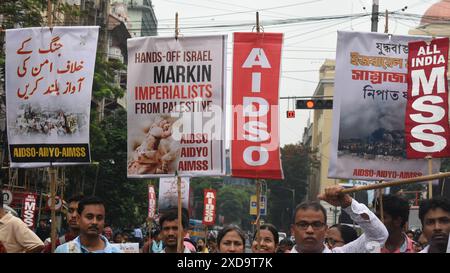 Kalkutta, Indien. Juni 2024. Alle indischen Demokratischen Studenten Organisation (AIDSO), All India Democratic Youth Organization (AIDYO), All India Mahila Sankritik Sangathan (AIMSS) hielten am 30. Juni 2024 in Kalkutta, Indien, einen protestmarsch gegen den Angriff Israels und Amerikas auf Palästina ab. Am Ende der Prozession wurden die Bilder des US-Präsidenten Joe Biden und des israelischen Premierministers Benjamin Netanjahu verbrannt. (Foto: Sayantan Chakraborty/Pacific Press/SIPA USA) Credit: SIPA USA/Alamy Live News Stockfoto