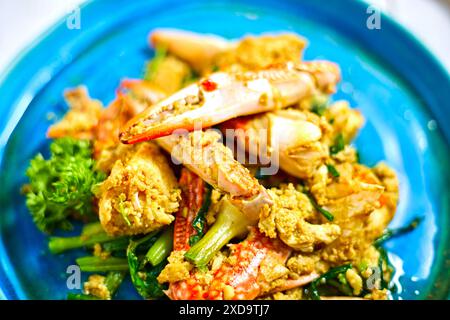 Gebratene Krabben in Currypulver, gelbes Curry, thailändisches Essen. Stockfoto