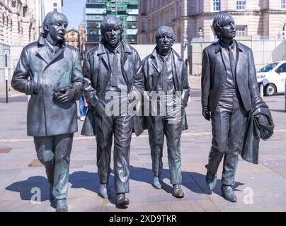 Übergroße Statuen der Fab Four Beatles, Paul McCartney, George Harrison, Ringo Starr und John Lennon am Pier Head in Liverpool Stockfoto