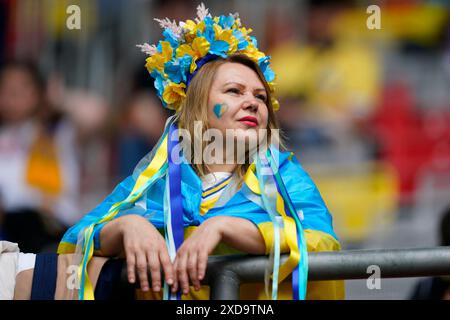 Düsseldorf, Deutschland. Juni 2024. Beim Spiel der UEFA Euro 2024 zwischen der Slowakei und der Ukraine, Gruppe E Datum 2, spielte der ukrainische Fan am 21. Juni 2024 in der Merkur Spiel-Arena in Düsseldorf. (Foto: Sergio Ruiz//SIPA USA) Credit: SIPA USA/Alamy Live News Stockfoto