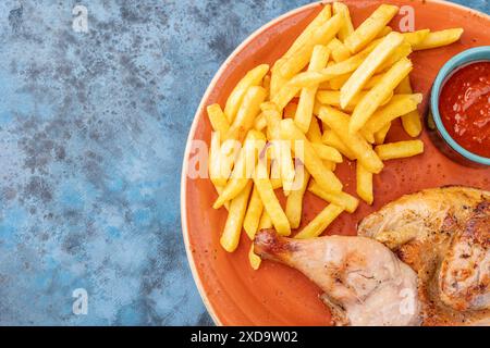 Close Up Gourmet Teller saftiges Hühnchen, Pommes Frites und Sauce auf Teller. Blauer Marmorhintergrund. Platz für Text Stockfoto