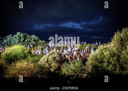 Israelische Demonstranten schwenken ihre Nationalflagge während einer Protestkundgebung an der Seite des israelischen Ministerpräsidenten Benjamin NetanyahuÕs in Caesarea und rufen ihn zum Rücktritt auf. Donnerstag, 20. Juni 2024. Netanjahu hat wiederholt gesagt, dass keine Wahlen stattfinden sollten, solange der Krieg in Gaza noch andauert. Die nächsten Parlamentswahlen sind offiziell für Oktober 2026 geplant. Foto: Eyal Warshavsky./Alamy Live News Stockfoto