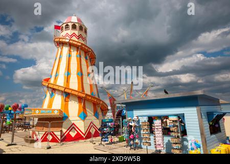 Funfair Helter Skelter am Weymouth Beach, Dorset, UK 2024 Stockfoto