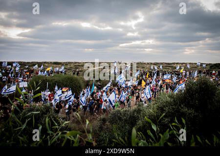 Israelische Demonstranten schwenken ihre Nationalflagge während einer Protestkundgebung an der Seite des israelischen Ministerpräsidenten Benjamin NetanyahuÕs in Caesarea und rufen ihn zum Rücktritt auf. Donnerstag, 20. Juni 2024. Netanjahu hat wiederholt gesagt, dass keine Wahlen stattfinden sollten, solange der Krieg in Gaza noch andauert. Die nächsten Parlamentswahlen sind offiziell für Oktober 2026 geplant. Foto: Eyal Warshavsky./Alamy Live News Stockfoto