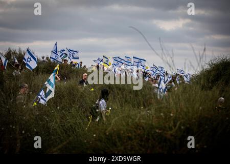 Israelische Demonstranten schwenken ihre Nationalflagge während einer Protestkundgebung an der Seite des israelischen Ministerpräsidenten Benjamin NetanyahuÕs in Caesarea und rufen ihn zum Rücktritt auf. Donnerstag, 20. Juni 2024. Netanjahu hat wiederholt gesagt, dass keine Wahlen stattfinden sollten, solange der Krieg in Gaza noch andauert. Die nächsten Parlamentswahlen sind offiziell für Oktober 2026 geplant. Foto: Eyal Warshavsky./Alamy Live News Stockfoto