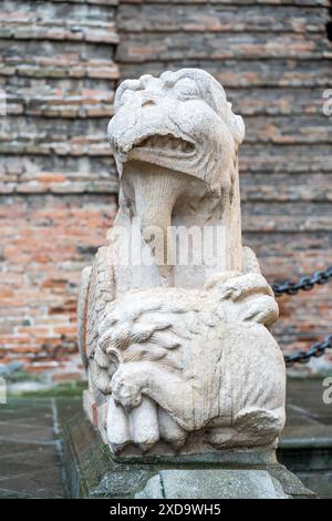 Nahaufnahme einer Vintage-Skulptur aus Stein, die ein mythologisches Monster mit einem Schnabel darstellt, der von einem Löwen gebissen wurde Stockfoto