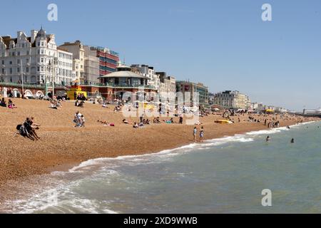 Brighton & Hove, East Sussex, Großbritannien. Sonnensuchende gehen am ersten Tag des Sommers 2024 zum Strand von Brighton und Hove. Juni 2024. David Smith/Alamy Stockfoto