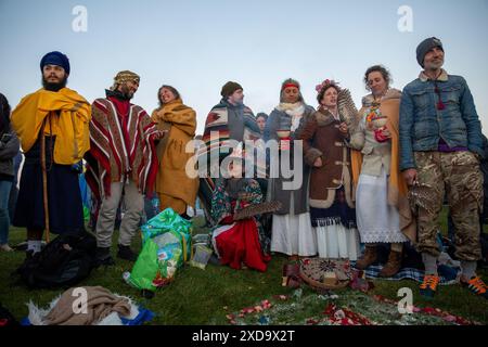 Stonehenge, Wiltshire UK, 21. Juni 2024. In Stonehenge versammeln sich Menschenmassen, um die Sommersonnenwende zu feiern. Quelle: James Willoughby/Alamy Live News Stockfoto