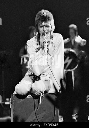 David Bowie tritt live auf der Bühne in der Earls Court Arena am 12. Mai 1973 während der Ziggy Stardust Tour auf (Foto: Gijsbert Hanekroot) Stockfoto