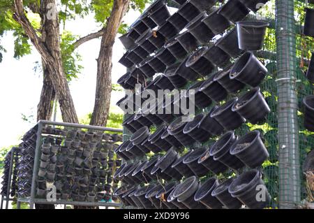 Hängende schwarze Pflanzentöpfe, Töpfe für die Gartenarbeit. Stockfoto
