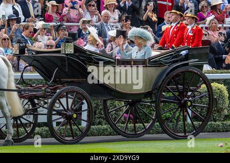 Ascot, Berkshire. Juni 2024. Der König und die Königin Camilla kommen auf der Ascot Racecourse in Berkshire in der königlichen Prozession an Tag vier der Royal AscotCredit: Maureen McLean/Alamy Live News Stockfoto