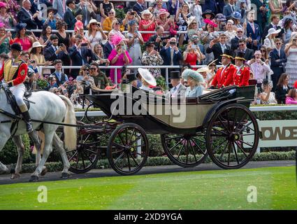 Ascot, Berkshire. Juni 2024. Der König und die Königin Camilla kommen auf der Ascot Racecourse in Berkshire in der königlichen Prozession an Tag vier der Royal AscotCredit: Maureen McLean/Alamy Live News Stockfoto